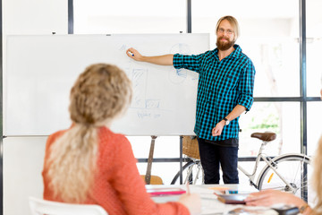 Fototapeta premium Casual businessman giving a presentation in the office