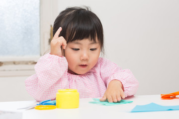 折り紙で遊ぶ子ども