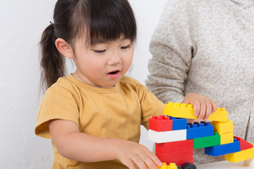 ブロックで遊ぶ幼児