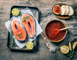 Red caviar in a wooden bowl - obrazy, fototapety, plakaty