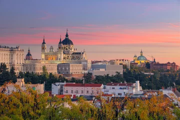 Foto auf Acrylglas Madrid Madrid. Bild der Skyline von Madrid mit der Kathedrale Santa Maria la Real de La Almudena und dem Königspalast bei Sonnenuntergang.