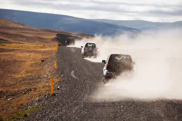 Rolgordijnen Cars on unpaved road in Iceland © Maresol