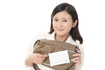 マスクを持つ女性 