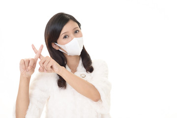 禁止の意思表示をする女性