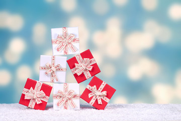 rote und weiße Geschenkeboxen - Weihnachtsgeschenke