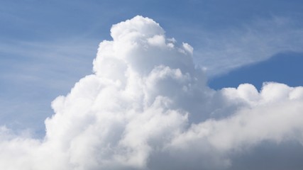 Naklejka na ściany i meble cloud Cumuliform on a clear summer day