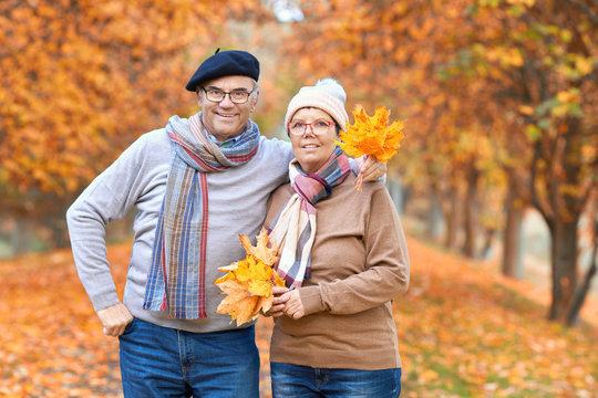 attraktives Seniorenpaar genießt den Herbst im Park