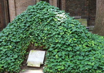 where the famous poet dante bones rested during the Second World
