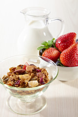 フルーツグラノーラ　いちごとベリー　牛乳