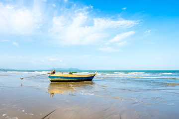 Obraz premium Long tail boat on the beach
