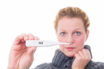 frau mit fieberthermometer