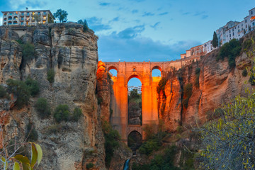 Puente Nuevo, New Bridge, illuminé la nuit sur les gorges du Tage à Ronda, Andalousie, Espagne