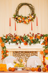 Свадебный стол для молодоженов украшенный в оранжевых цветах