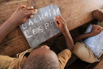 Inscriptions sur une ardoise : "La Chaîne de l'Espoir." Ecole primaire de Domassesse. Lomé. Togo. / Inscriptions on a slate: "The Chain of Hope." Primary school of Domassesse. Lome. Togo.