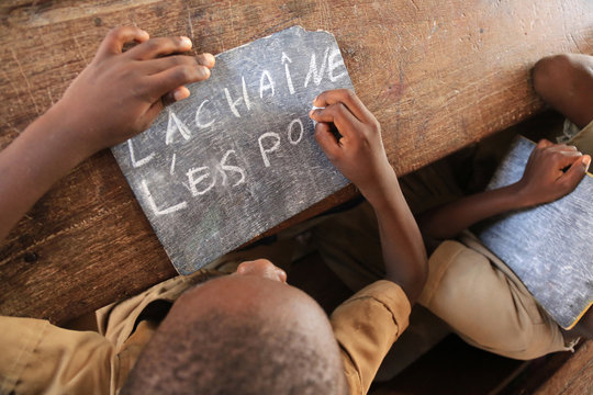 Inscriptions sur une ardoise : "La Cha&icirc;ne de l'Espoir." Ecole primaire de Domassesse. Lom&eacute;. Togo. / Inscriptions on a slate: "The Chain of Hope." Primary school of Domassesse. Lome. Togo.