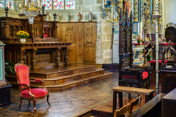 F, Bretagne, Finistère, Altarraum, Altar in der Kirche in Guimiliau