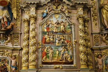 F, Bretagne, Finistère, Kirche in Lampaul-Guimiliau, kunstvoll geschnitzter Altar mit biblischen...