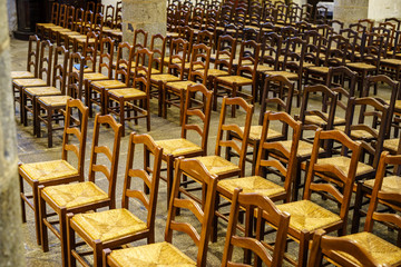 Kirche, Stühle, Stuhlreihen, Kirchenraum mit leerer Bestuhlung, leer, menschenleer