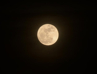 Obraz premium Full yellow moon in dark night