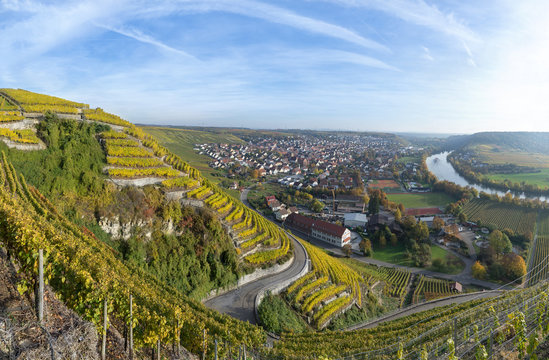 Weinberge im Herbst mit Blick auf Mundelsheim am Neckar in Deutschland