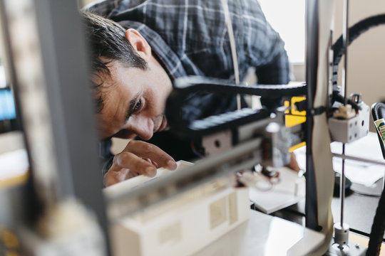 Worker controlling a model, D printer