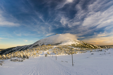 Śnieżka w zimie, krajobraz z górskim szczytem w Karkonoszach