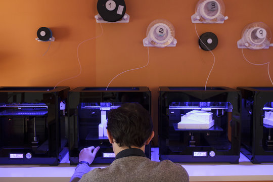Man working with D printers