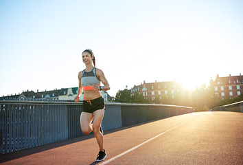 Obraz premium Athletic young woman enjoying a morning run