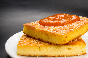 cheesecake with sesame seeds and jam