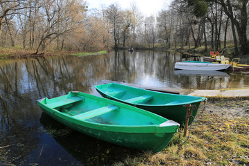 Obraz premium boats on river in park