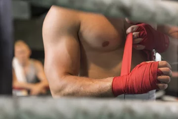 Crédence de cuisine en verre imprimé Arts martiaux Athletic boxer preparing for fight