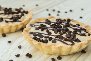 Tartlet with peanut cream and chocolate