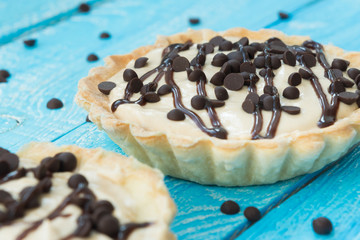 Sweet tartlet with peanut cream and chocolate