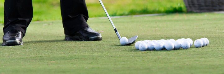 golfbälle liegen zum üben bereit