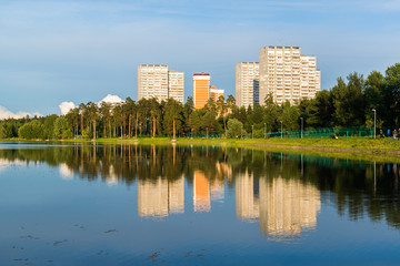 Fototapeta na wymiar Sunset on the School Lake in Zelenograd district of Moscow, Russia