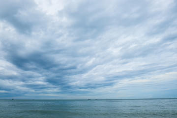 Fototapeta na wymiar Beautiful blue sky with cloudy and sea