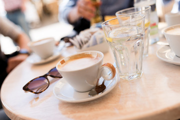 Cappuccino in einem Café in Italien