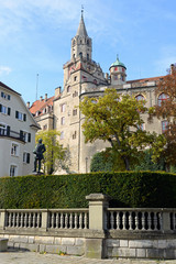 Hohenzollernschloss Sigmaringen mit Statue