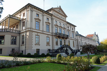 Fototapeta na wymiar neoklassizistischer Prinzenbau Sigmaringen Parkansicht