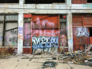 Fototapeta Urban ghetto building exterior with graffiti and debris obraz