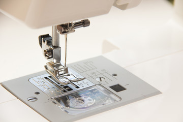 The sewing on the sewing machine turquoise fabric