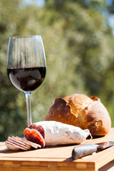 verre de vin rouge pain et  saucissson