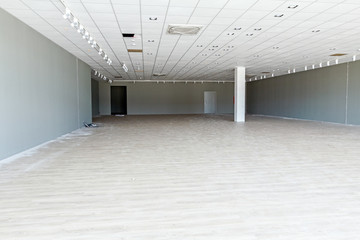 View on pillar in large empty showroom with hardwood floor and c