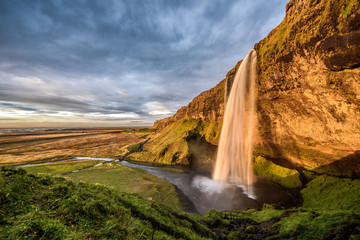 Fototapeta premium Wodospad Seljalandsfoss w Islandii o zachodzie słońca.