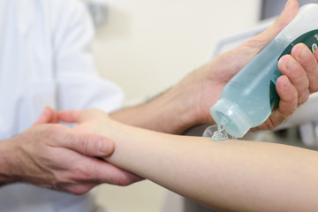 Obraz premium Gel being applied to lady's arm for ultrasound
