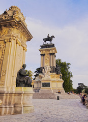 Obraz premium Spain, Madrid, View of the Alfonso XII Monument and Lake in Parque del Retiro.