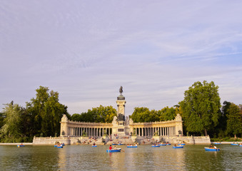 Fototapeta na wymiar Spain, Madrid, View of the Alfonso XII Monument and Lake in Parque del Retiro.
