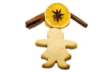 Keksmännchen unter Weihnachtsfrüchten