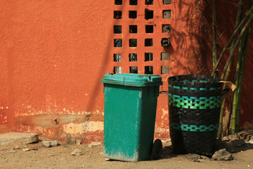 Naklejka premium Poubelle en plastique. Lomé. Togo.