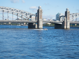 Obraz premium The span of the bridge over the river Neva in Saint-Petersburg